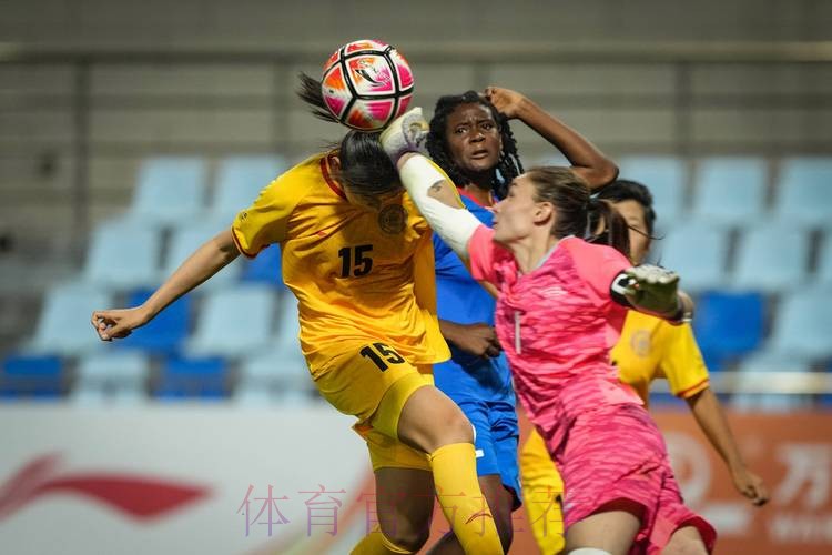 烈日高温下 “最小女足国家队”的世界杯祝愿